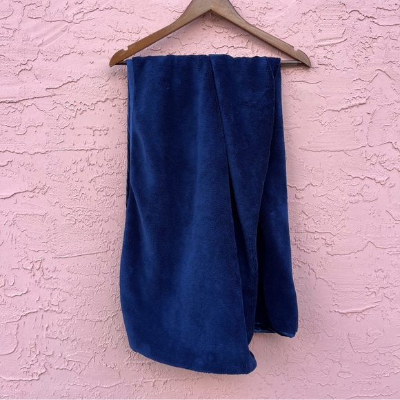 Brookstone Spa Travel Blanket Blue Reversible Satin - Picture 4 of 6